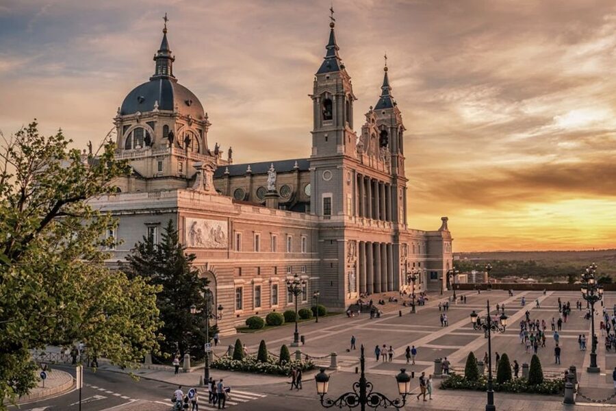 Madrid: City Highlights Guided Walking Tour - Guide quality and group experience