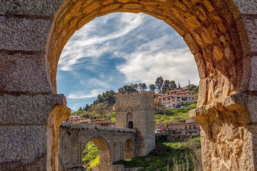 Madrid: Day Trip to Toledo with Walking Tour & Small Group - Starting at Plaza de España and riding to Toledo