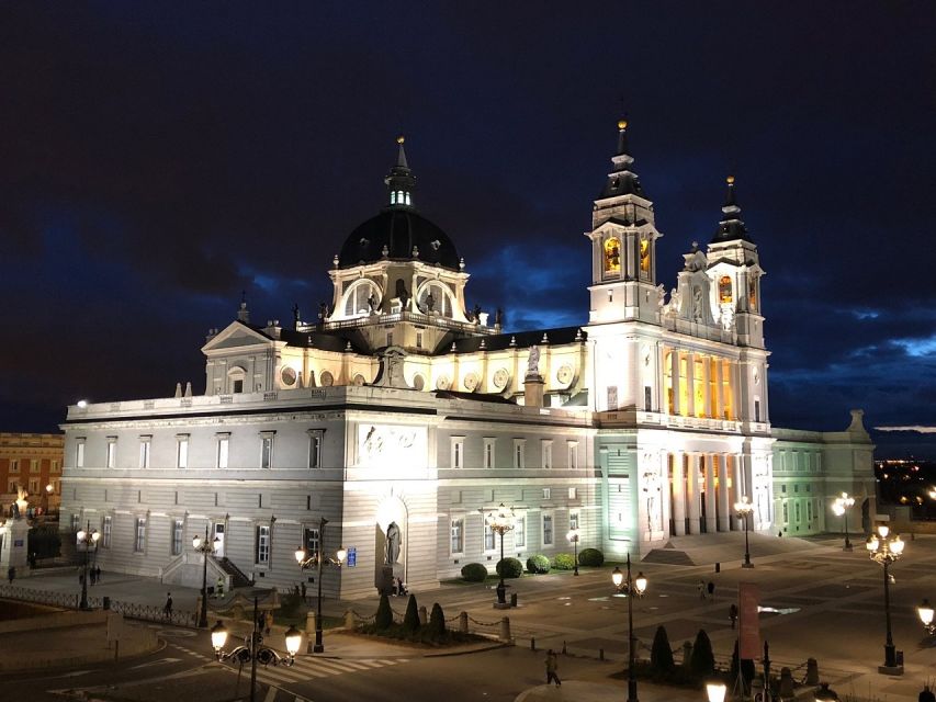 Madrid: Enchanted Evening Walking Tour in Spanish - Why Madrid feels different after sunset