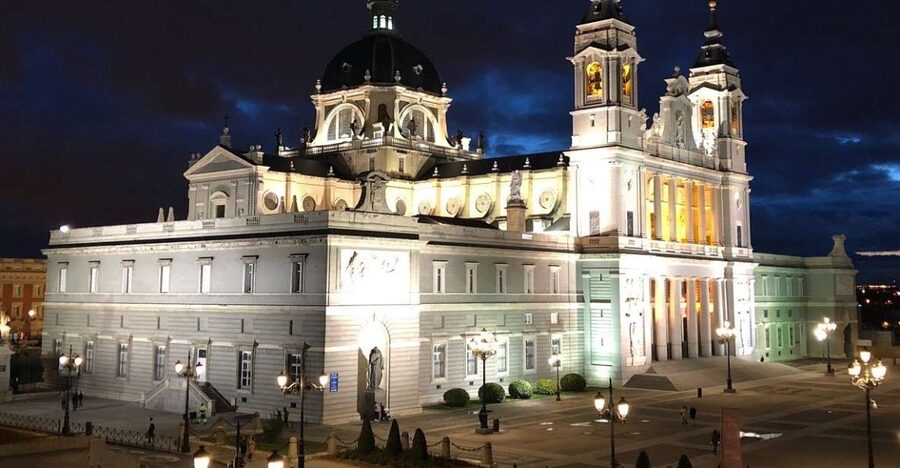 Madrid: Enchanted Evening Walking Tour in Spanish - Plaza de Oriente: the evening begins
