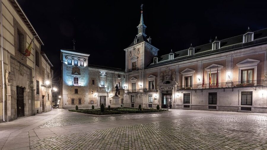 Madrid: Enchanted Evening Walking Tour in Spanish - Plaza de la Villa and medieval Madrid
