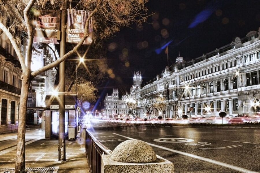 Madrid: Enchanted Evening Walking Tour in Spanish - Pasadizo de San Ginés and a narrower mood