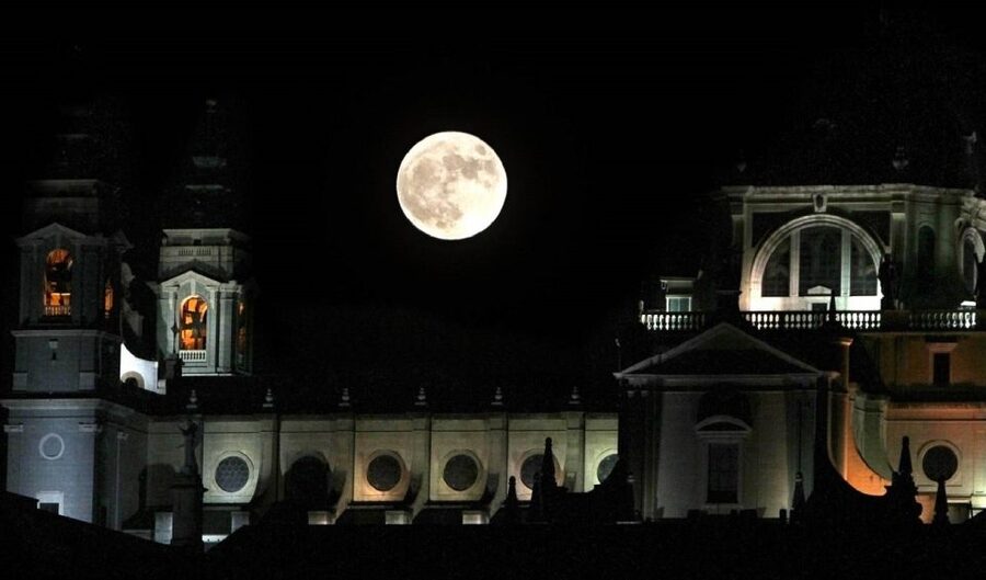 Madrid: Enchanted Evening Walking Tour in Spanish - Meeting near Plaza de España