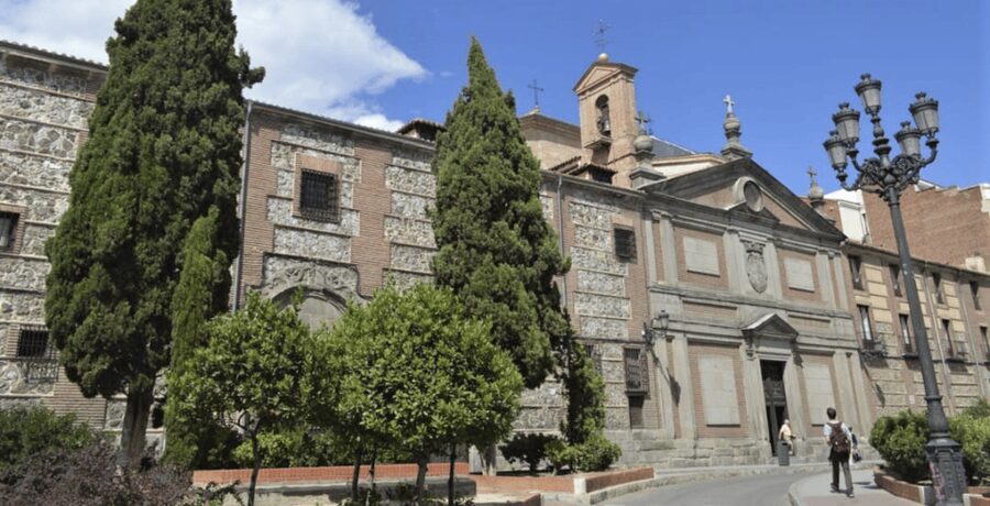 Madrid: Guided Walking Tour of Monasterio de las Descalzas - The cloister and the Good Friday procession