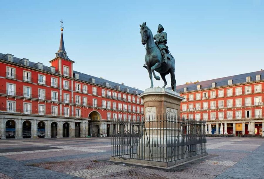 Madrid Historical Centre & Old Town Walking Tour in French - San Ginés and the famous churros detour