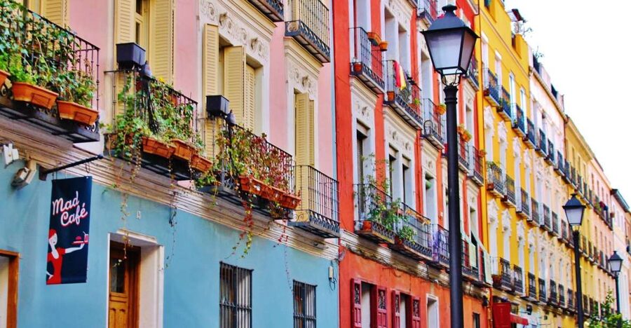 Madrid Historical Centre & Old Town Walking Tour in French - Almudena Cathedral and the city’s royal setting