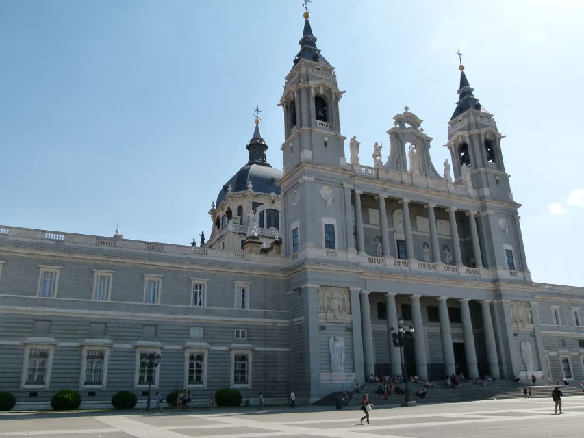 Madrid Historical Centre & Old Town Walking Tour in French - What to know before you book