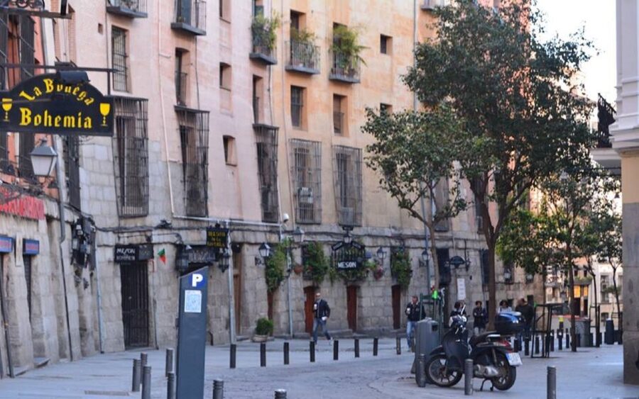 Madrid: Old Madrid Walking Food and Wine Tour - Why the guide matters