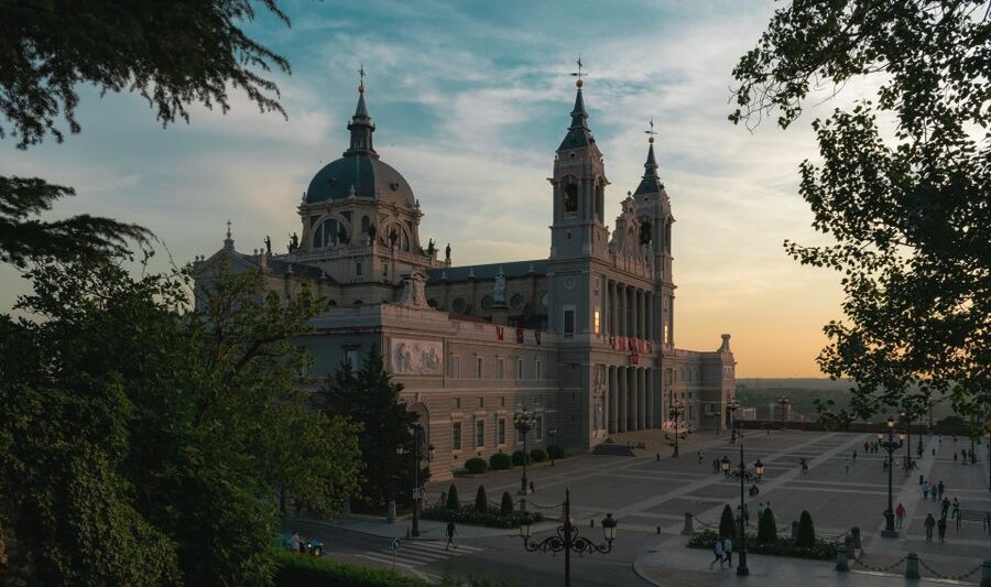 Madrid: Sunset Walking Tour with Optional Flamenco Show - What the guides add