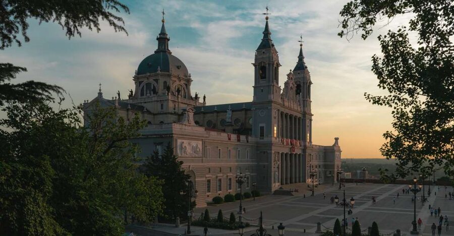 Madrid: Sunset Walking Tour with Optional Flamenco Show - Free time at San Miguel Market