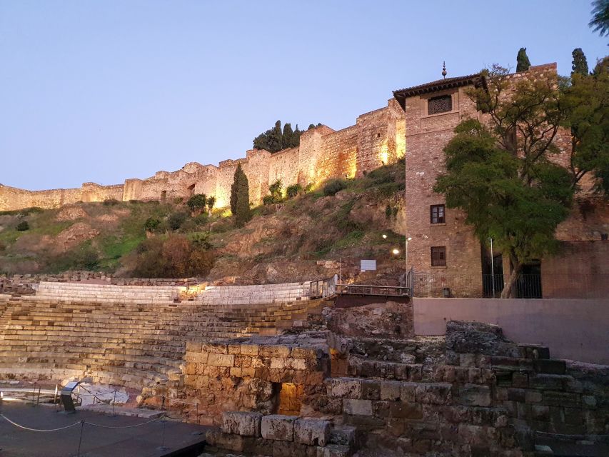 Málaga: Cathedral, Alcazaba, Roman Theater Walking Tour - The guide makes the difference