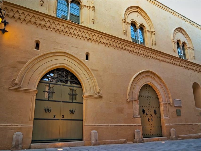 Malta: Mdina and Rabat Walking Tour with Catacombs - Entering Mdina through the old gate