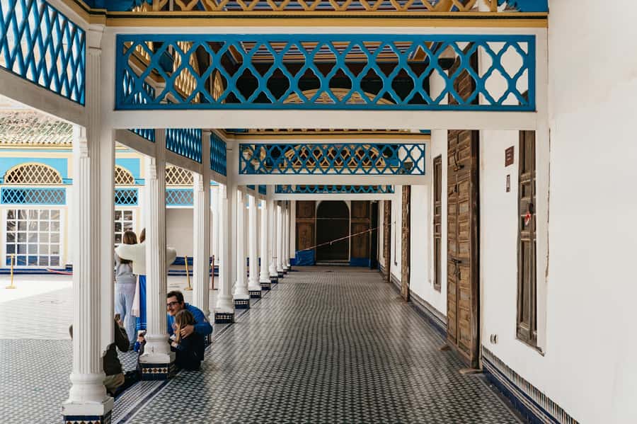 Marrakech: Saadian Tombs & Bahia Palace, Medina Guided Tour - The Saadian Tombs and the golden chamber queue