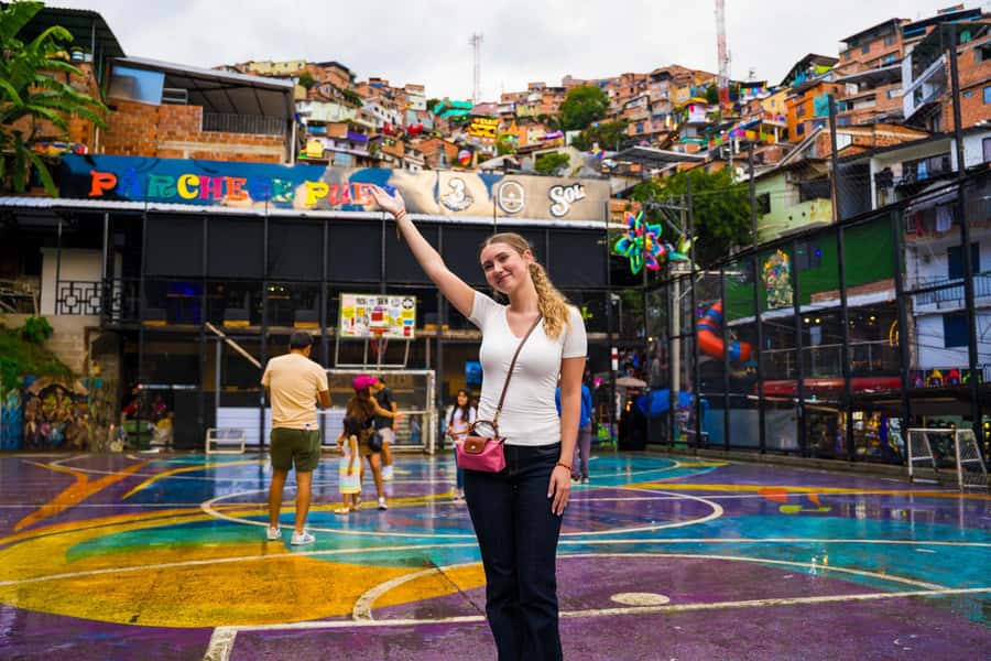 Medellín: Comuna 13 Tour with Snacks And Your Own Graffiti - Graffiti, galleries, and the chance to paint