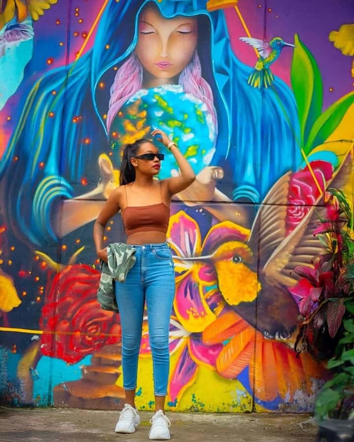 Medellín: Comuna 13 Tour with Snacks And Your Own Graffiti - What you eat: empanadas, ice cream, and local snacks