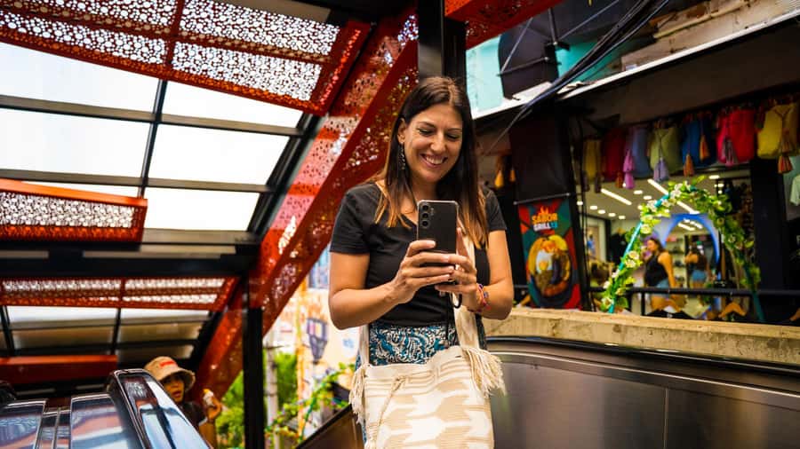 Medellín: Comuna 13 Tour with Snacks And Your Own Graffiti - The famous escalators and the story of access