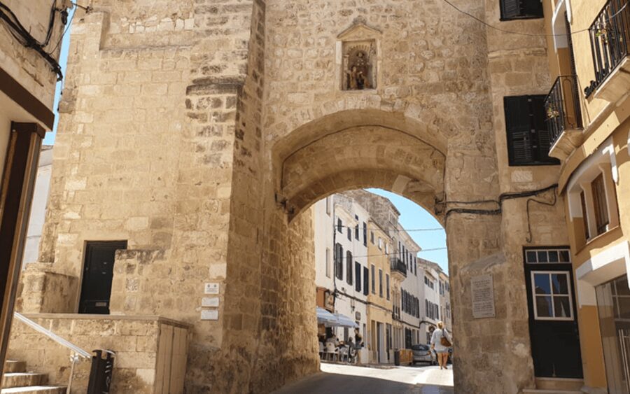 Menorca: Mahon Guided Walking Tour with History & Tastings - Ensaimada at Horno Santo Cristo