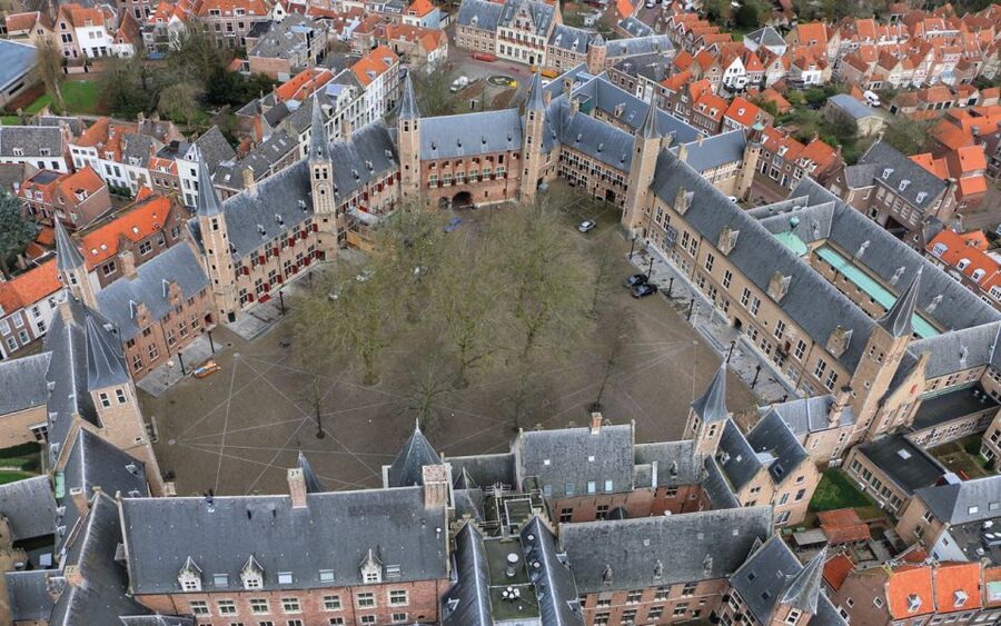 Middelburg: Guided City Walking Tour - Kuiperspoort and the merchant houses