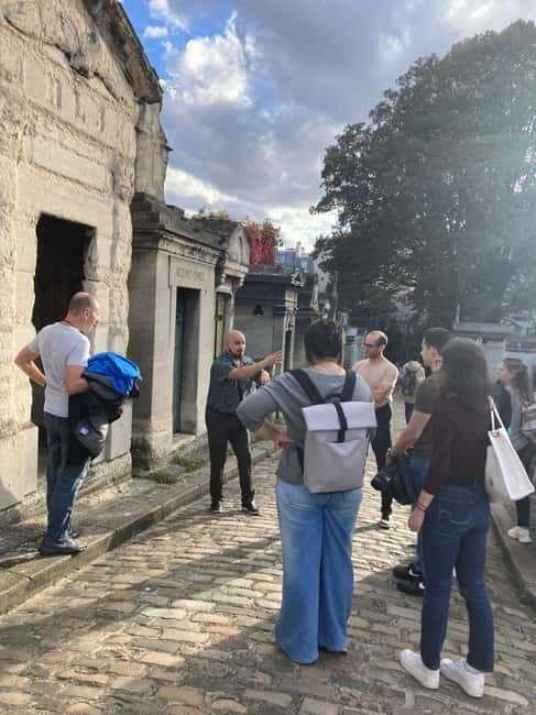 Montmartre for Art Lovers - Walking tour with Expert Guide - Place du Tertre and Saint-Pierre de Montmartre
