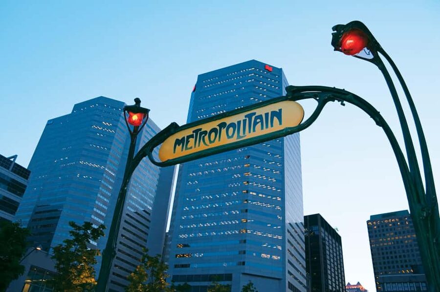 Montréal: The Original Old Montréal Walking Tour - Historic stops, the Basilica area, and unexpected interiors
