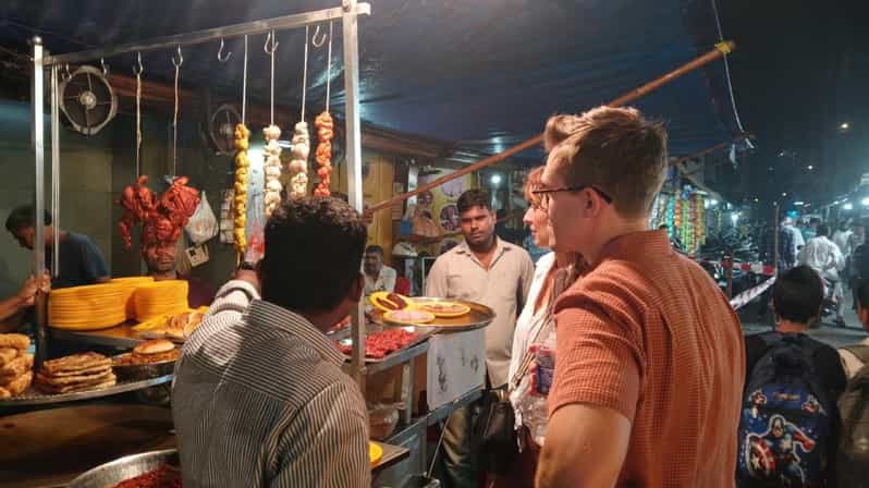 Mumbai Street Food Tour with Evening Bazaar Walk - From the beach to Bhuleshwar by black cab