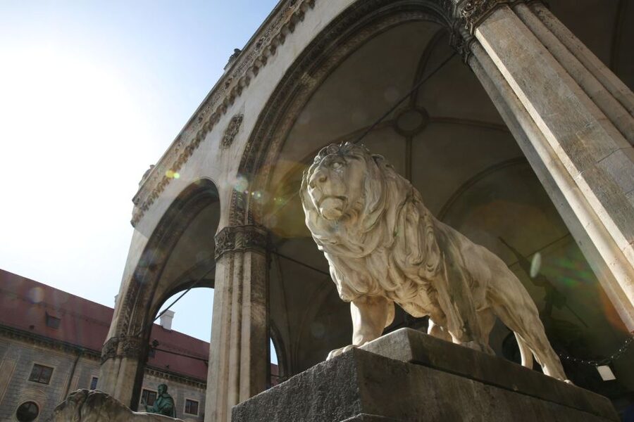 Munich: Old Town Guided Walking Tour - Marienplatz and the Frauenkirche
