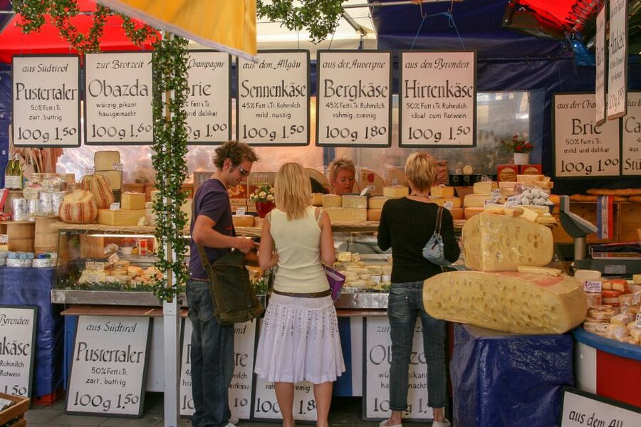 Munich: Old Town & Viktualienmarkt City Walk in German - Timing, group feel and practical value