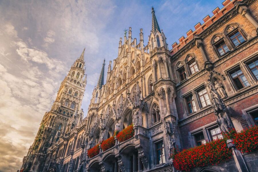 Munich: Old Town & Viktualienmarkt City Walk in German - Theatine Church and Odeonsplatz