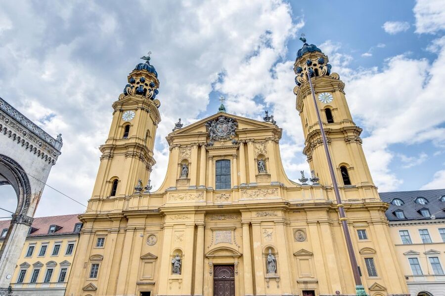 Munich: Old Town & Viktualienmarkt City Walk in German - What the guide adds