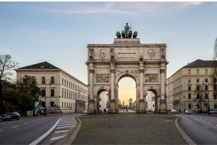 Munich : Private Walking Tour with A Guide (Private tour) - Choosing between two and eight hours