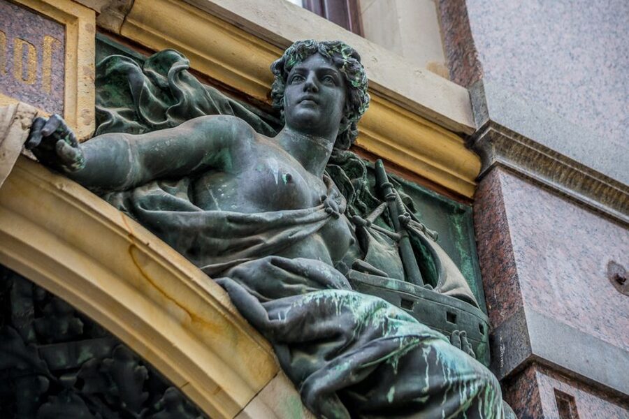 Mystical Hamburg - Walking Tour in German - Why the German Language Matters