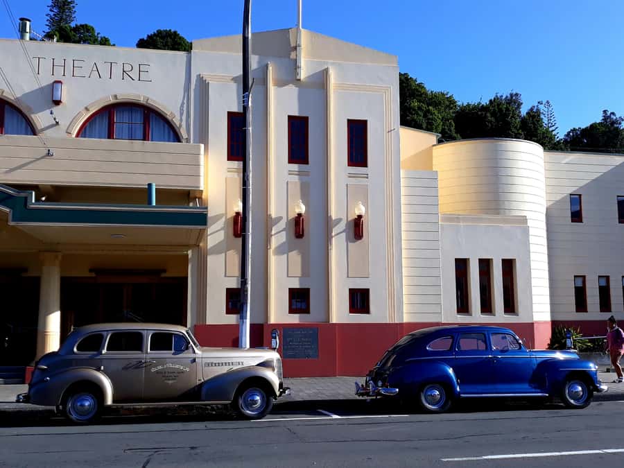Napier: Art-Deco + Te Mata Peak+ Garden Walk + Wine Tasting - Napier’s Art Deco center and Sanders Avenue