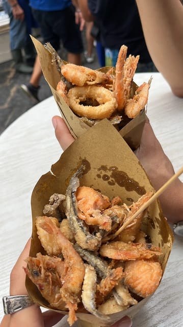 Naples: Street Food Experience With 6 Stops - The historic bakery stop and the crunchy tarallo