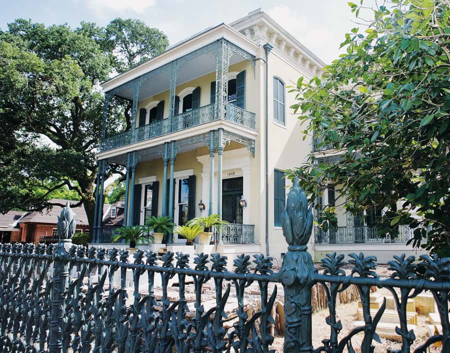 New Orleans: 2-Hour Homes of the Rich & Famous Walking Tour - The opening walk: architecture under live oaks