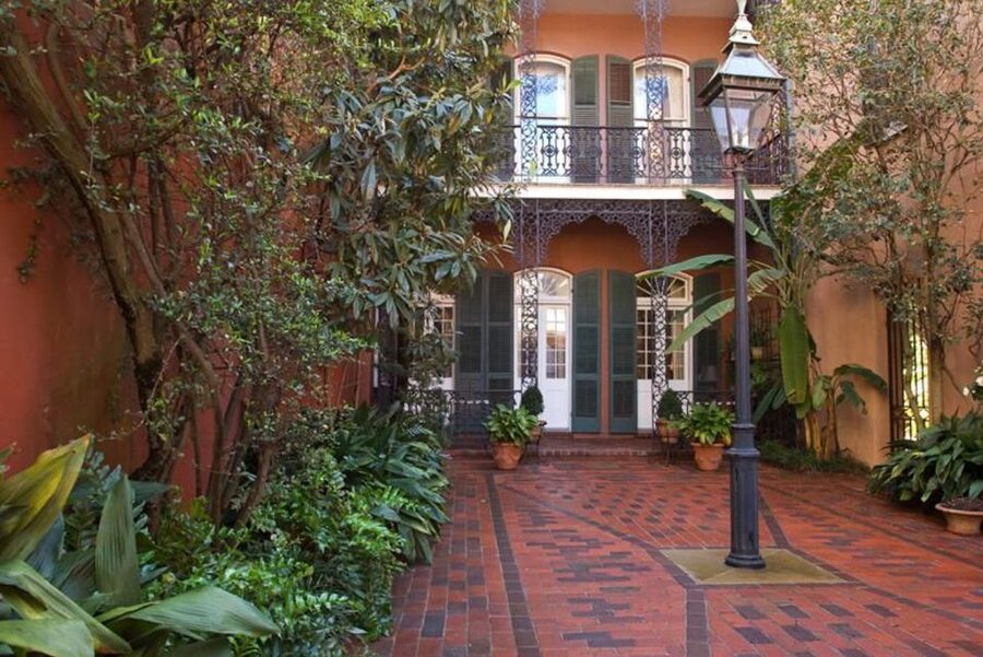 New Orleans: Five-in-One City Walking Tour - Why the guide matters so much