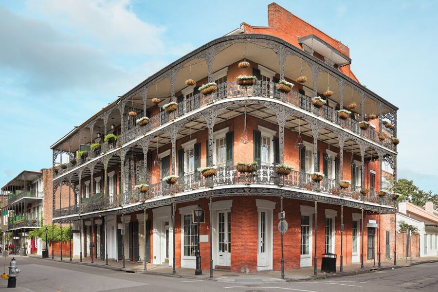 New Orleans: French Quarter Photo Shoot and Walking Tour - Walking the French Quarter’s best-known streets