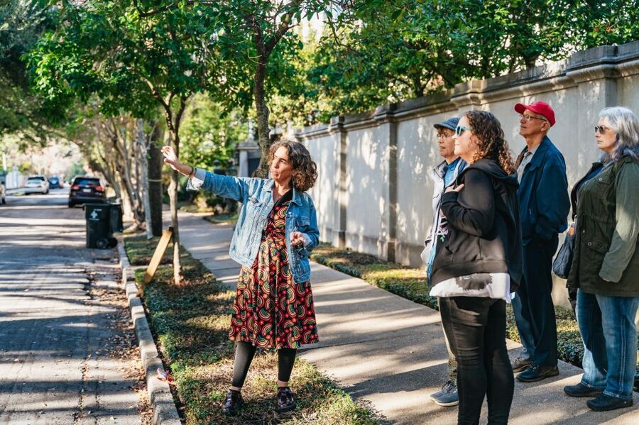 New Orleans: Garden District Guided Walking Tour - Lafayette Cemetery No. 1 and New Orleans burial customs