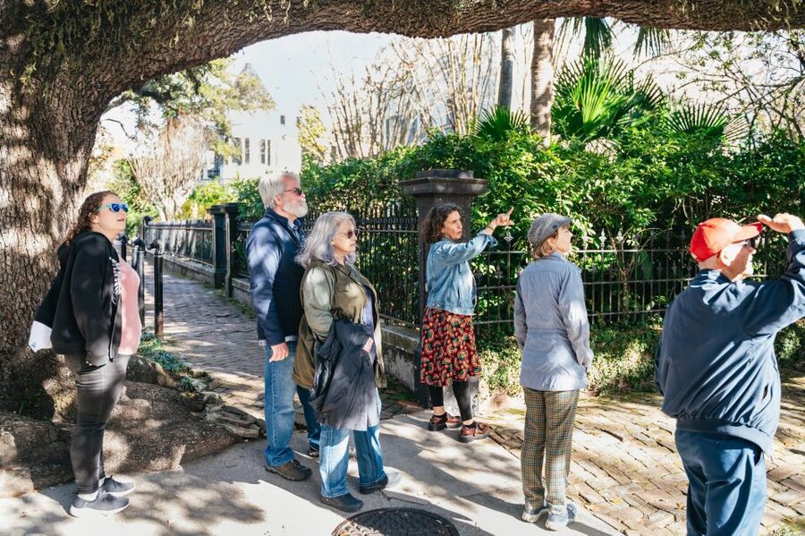 New Orleans: Garden District Guided Walking Tour - Stories, humor, and the choice of guide