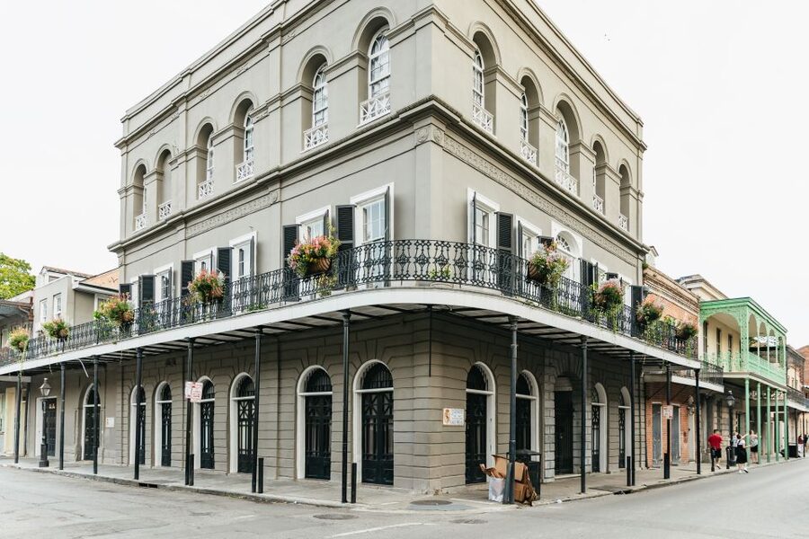 New Orleans Haunted Ghost, Voodoo & Vampire Walking Tour - The middle break and the walk’s pace