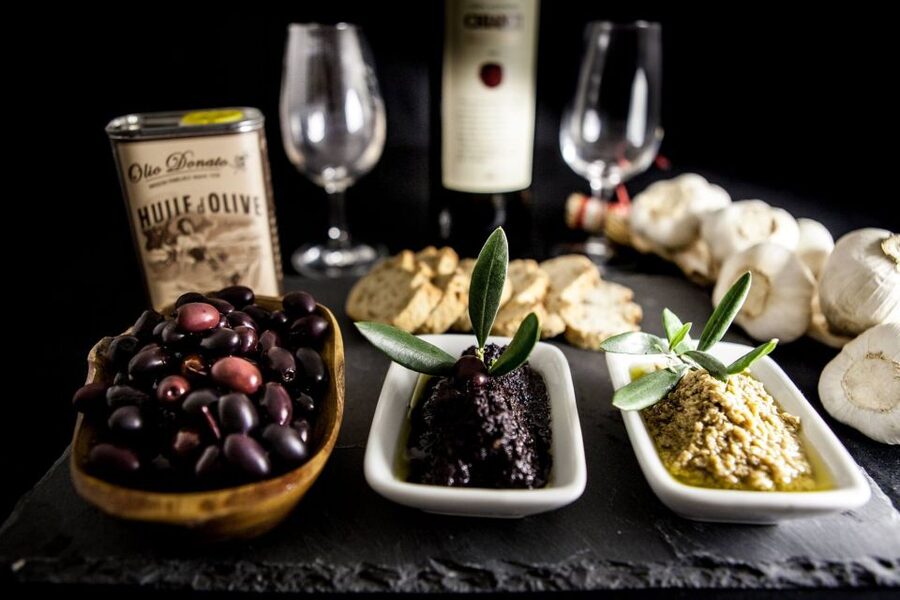 Nice: Guided Food & Wine Walking Tour with Full Meal - The guide shapes the experience