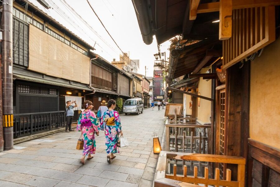 Night Walk in Gion: Kyoto's Geisha District - Meeting the guide near Gion Shijo Station