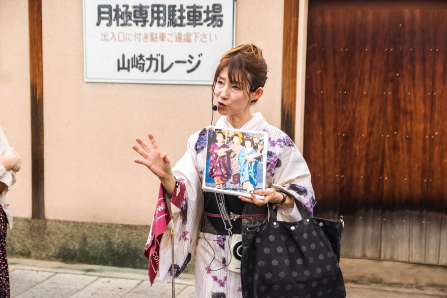 Night Walk in Gion: Kyoto's Geisha District - Understanding kimono, hairstyles, and training