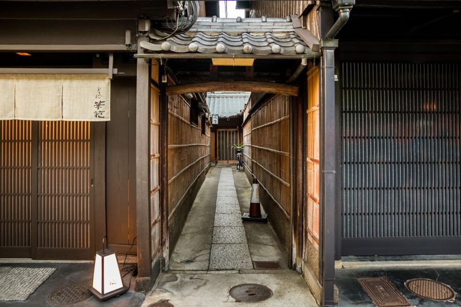 Night Walk in Gion: Kyoto's Geisha District - A useful evening activity for families