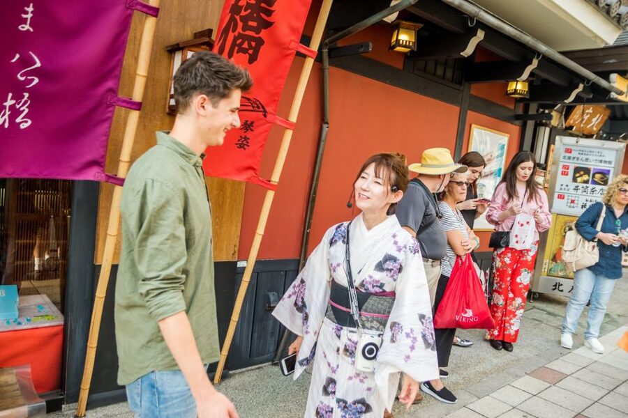 Night Walk in Gion: Kyoto's Geisha District - Walking the classic streets of Gion