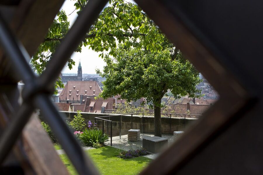 Nuremberg: Old Town Guided Walking Tour - Finding the guide at Hauptmarkt 18