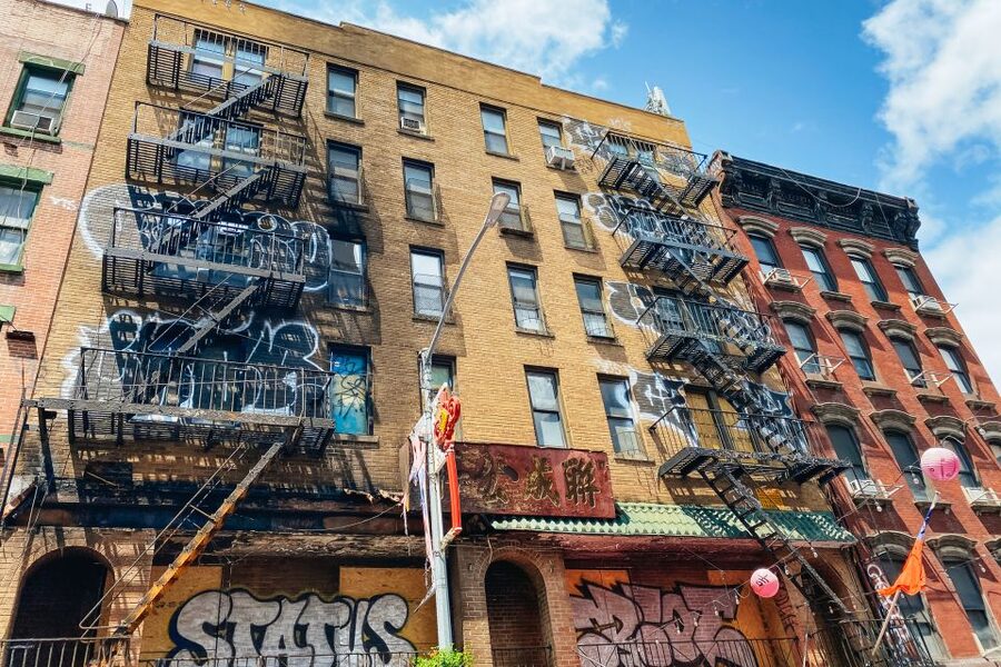 NYC: Walking Tour with Local Guide and 30+ Top NYC Sights - Why this tour works as a first look at New York