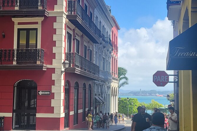 Old San Juan Walking Tour - Plaza de Armas and the people behind the buildings