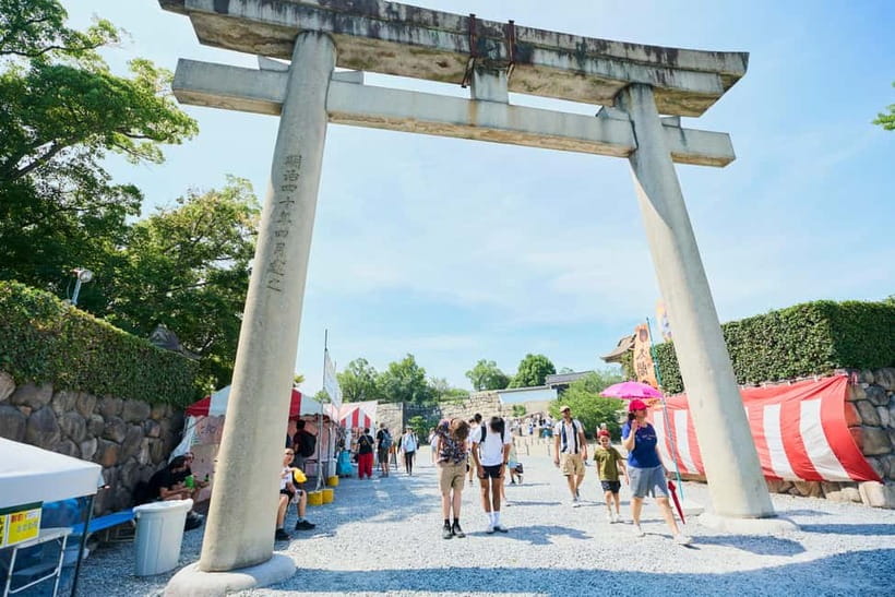 Osaka: Castle History Walking Tour / Castle Tower Admission - Guides, English, and the Value of Human Explanation
