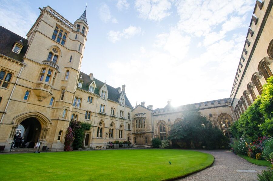 Oxford: University and City Walking Tour with Alumni Guide - Why an alumni guide changes the Oxford walk