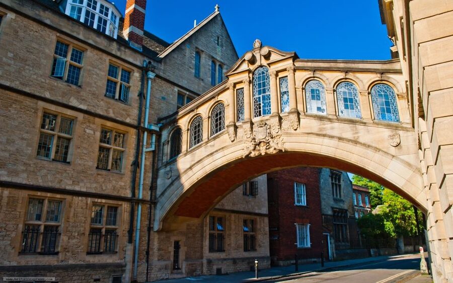 Oxford: University and City Walking Tour with Alumni Guide - Oxford stories beyond the buildings